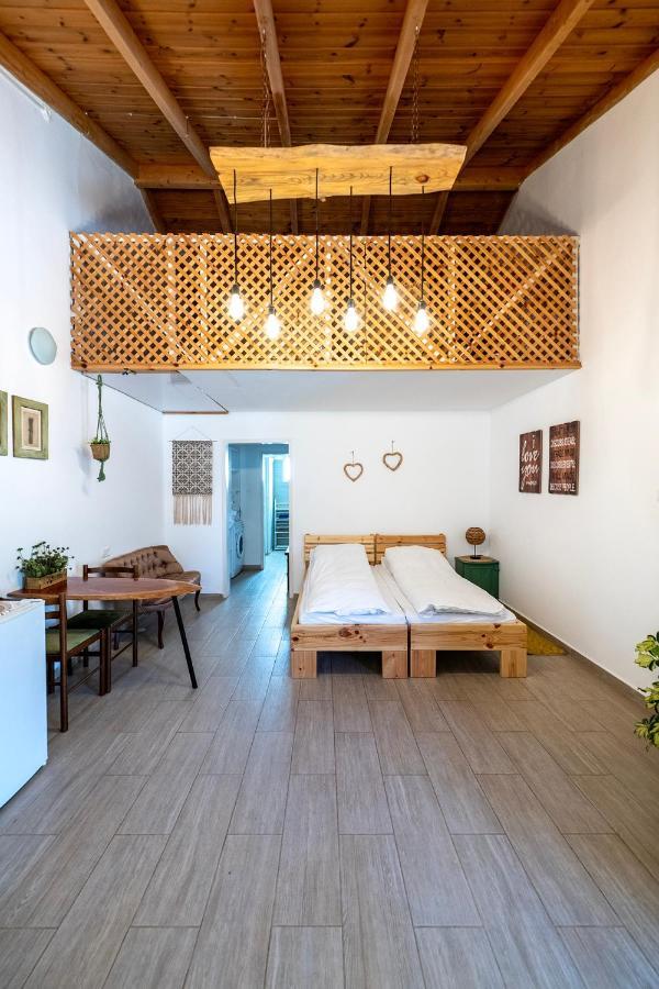 Villa רז אירוח ברמה à Qaşrīn Extérieur photo