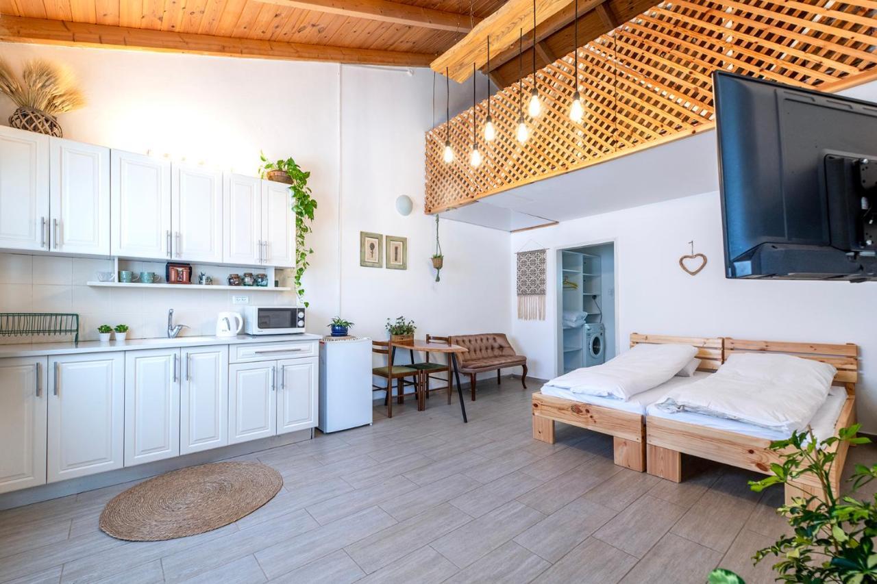 Villa רז אירוח ברמה à Qaşrīn Extérieur photo