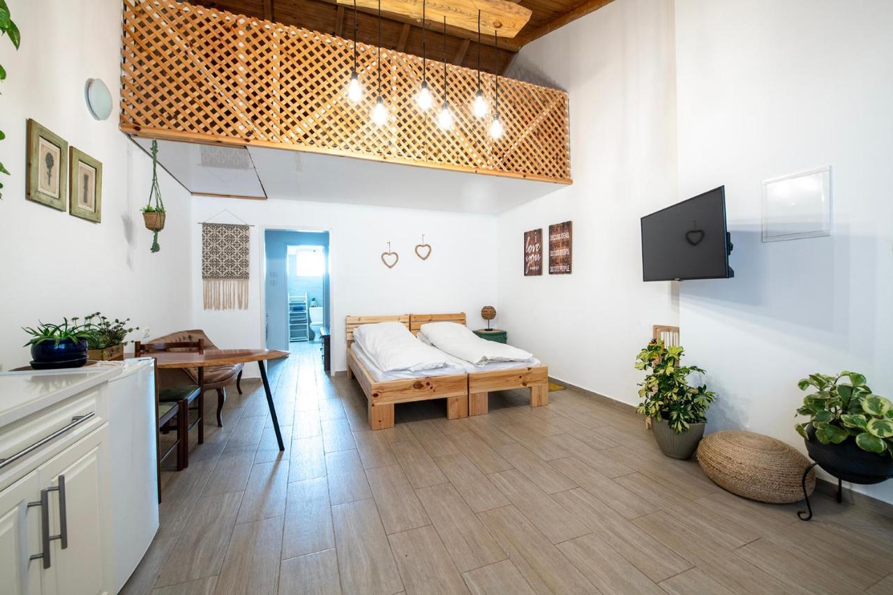 Villa רז אירוח ברמה à Qaşrīn Extérieur photo